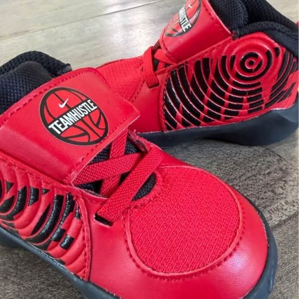Nike Toddler Team Hustle D 9 basketball shoes size 4c
